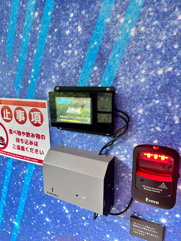 星空をかたどった壁に取り付けたQRコードの読み取り機。小型モニター・制御箱・読み取り機が並んでいる